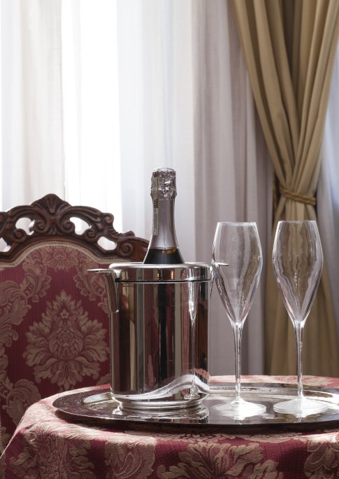 détail du service en chambre avec deux flûtes et du champagne